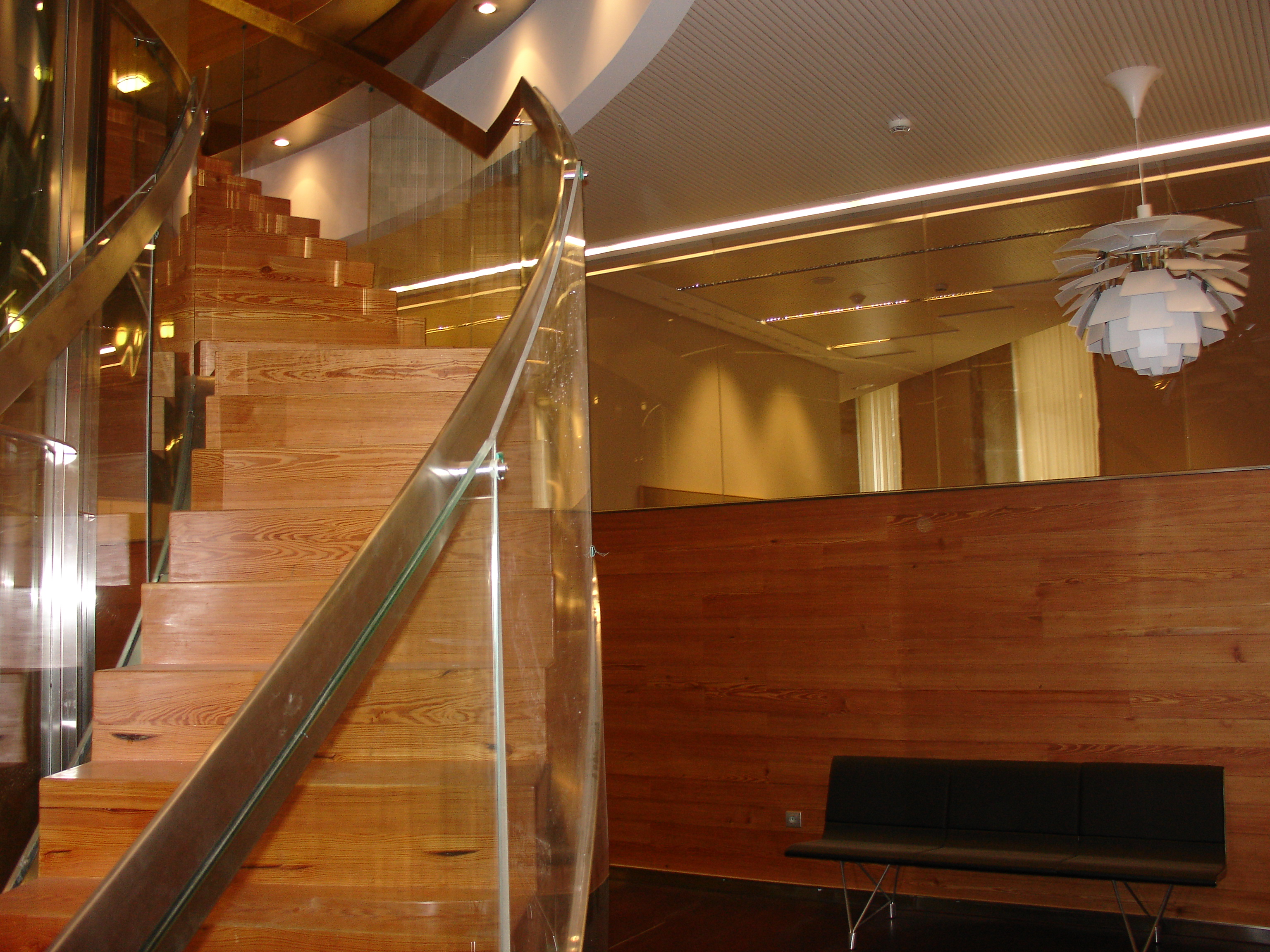 Escalera circular Caixanova en vidrio