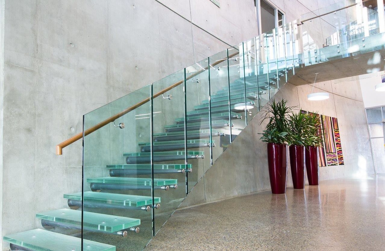 Escalera recta de vidrio 1